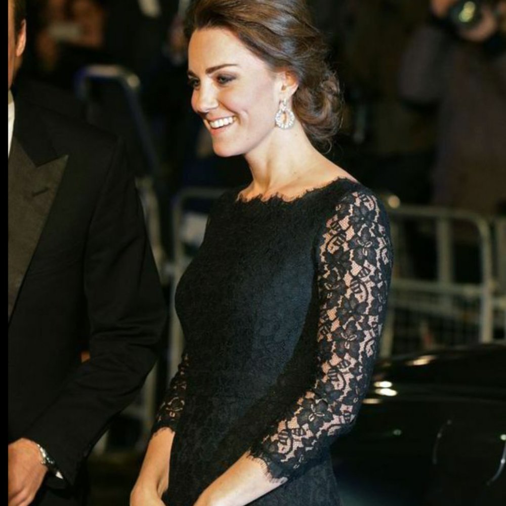 Extremely flattering Diane Von Furstenberg black mini lace dress size 4
